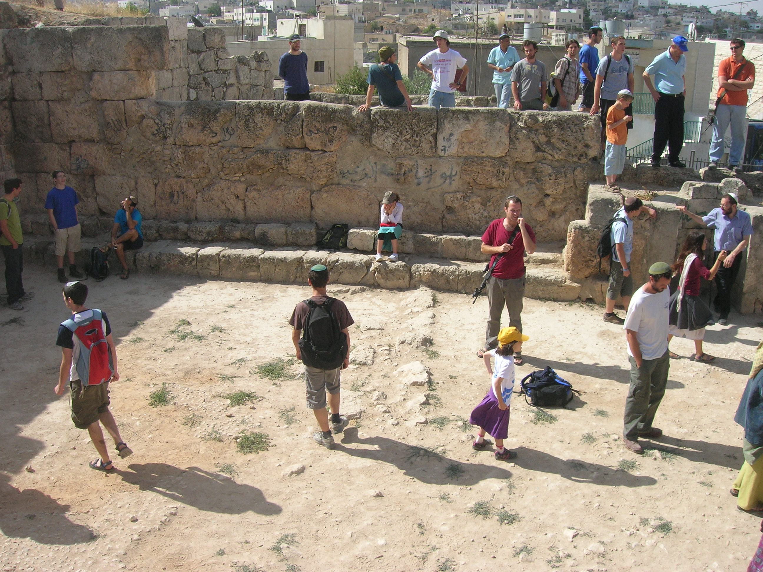 קבוצת תלמידים בסיור בעיר עתיקה